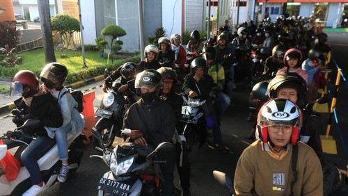 Foto udara area Pelabuhan Gilimanuk, Jembrana, Bali, Senin (17/4/2023). H-5 Arus mudik lebaran 2023 di Pelabuhan Gilimanuk pada pagi hari terpantau ramai lancar. ANTARA FOTO/Budi Candra Setya/aww.