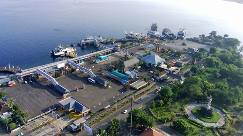 Foto udara area Pelabuhan Gilimanuk, Jembrana, Bali, Senin (17/4/2023). H-5 Arus mudik lebaran 2023 di Pelabuhan Gilimanuk pada pagi hari terpantau ramai lancar. ANTARA FOTO/Budi Candra Setya/aww.