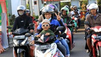 Pemudik melintas di Pelabuhan Gilimanuk, Jembrana, Bali, Senin (17/4/2023).