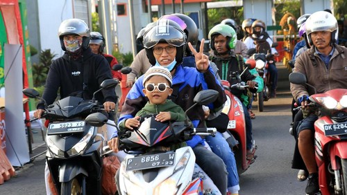Foto udara area Pelabuhan Gilimanuk, Jembrana, Bali, Senin (17/4/2023). H-5 Arus mudik lebaran 2023 di Pelabuhan Gilimanuk pada pagi hari terpantau ramai lancar. ANTARA FOTO/Budi Candra Setya/aww.