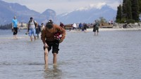 Kondisi ini membuat pulau San Biagio dapat diakses dengan berjalan kaki. Fenomena ini menarik banyak wisatawan.