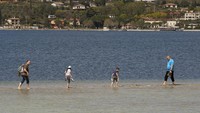 Kekurangan air telah membentuk sebidang jalan kecil antara pulau dan daratan. Pulau San Biagio, yang juga dikenal sebagai Isola dei Conigli (Pulau Kelinci), di daratan perairan terbesar di Italia, berada dalam jarak yang dapat ditempuh dengan berjalan kaki pada awal tahun ini.