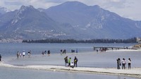Danau Garda di bagian utara negara ini berada pada level terendah karena kekeringan.  