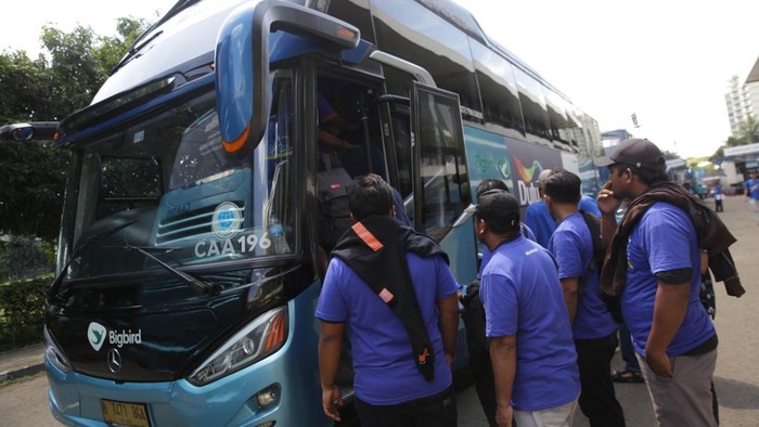 Potret Mudik Gratis Ratusan Tukang Cat