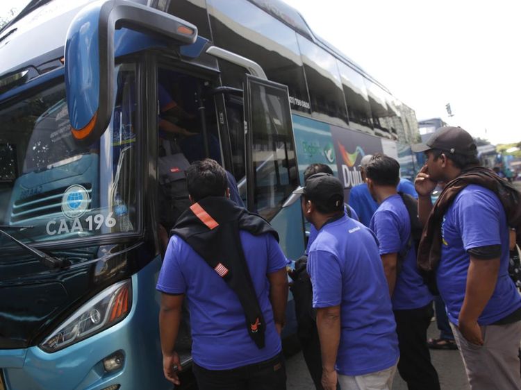 Potret Mudik Gratis Bagi Ratusan Tukang Cat