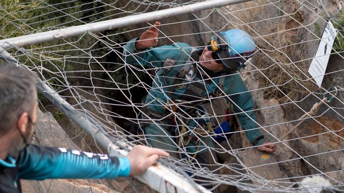 Potret Perempuan Spanyol Keluar Usai Tinggal di Gua Selama 500 Hari TOPSHOT - Spanish sportswoman Beatriz Flamini leaves a cave in Los Gauchos, near Motril on April 14, 2023 after spending 500 days inside. (Photo by JORGE GUERRERO / AFP) (Photo by JORGE GUERRERO/AFP via Getty Images)