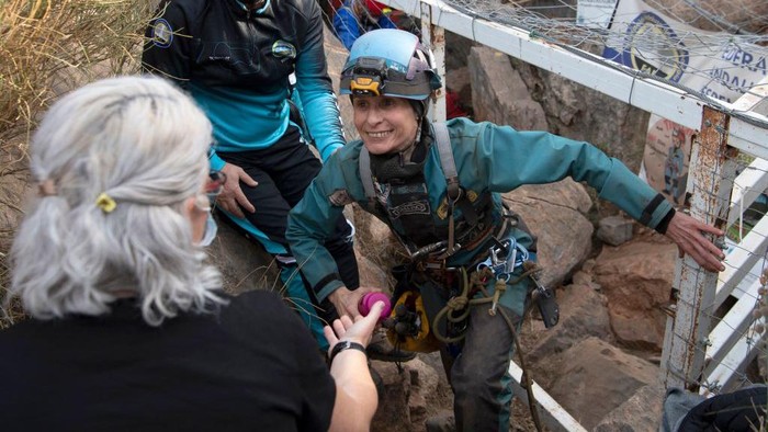 TOPSHOT - Spanish sportswoman Beatriz Flamini leaves a cave in Los Gauchos, near Motril on April 14, 2023 after spending 500 days inside. (Photo by JORGE GUERRERO / AFP) (Photo by JORGE GUERRERO/AFP via Getty Images)