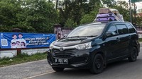Sebagian pemudik akan membawa barang bawaan di atas mobil. Hal itu dilakukan karena tempat duduk hingga bagasi telah penuh. Antara Foto/Muhammad Bagus Khoirunas.