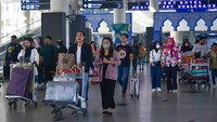 Salain darat, sebagian pemudik akan menempuh jalur udara. Seperti yang terlihat di Bandara Internasional Kualanamu ini, banyak pemudik yang akan menggunakan moda transportasi tersebut. Antara Foto/Fransisco Carolio.