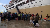 Ada juga yang menempuh jalur laut untuk menuju kampung halaman. Antrean masuk kapal tak menyurutkan semangat pemudik demi bisa berlebaran bersama keluarga di tanah kelahiran. Antara Foto/Andri Saputra.