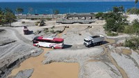 Bahkan ada juga yang harus melintasi jalan darurat, seperti terlihat di Palu, Sulawesi Tengah. Namun semuanya itu nanti akan terobati setelah sampai dan ketemu keluarga di kampung halaman tercinta. Antara Foto/Mohamad Hamzah.