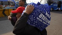 Beratnya barang bawaan akan terasa ringan karena tak lama lagi akan bertemu keluarga di kampung halaman. Antara Foto/Yulius Satria Wijaya.
