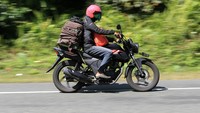 Bahkan ngegas motor sendiran pun tetap dijalani. Hal itu dilakukan karena rindu akan kampung halaman. Antara Foto/Syifa Yulinnas.