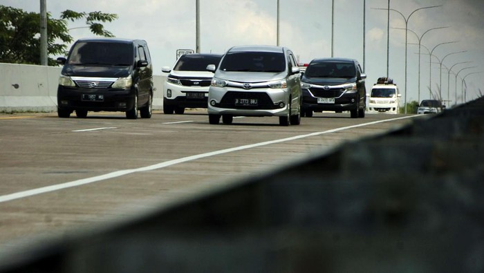 Potret Perjuangan Pemudik Demi Berlebaran di Kampung Halaman Mudik merupakan tradisi tahunan setiap hari raya Idul Fitri di Indonesia. Macet hingga lelah dalam perjalanan tetap dijalani demi berlebaran di kampung halaman.