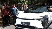 Di kesempatan yang sama, Direktur Pemasaran TAM, Anton Jimmi Suwandy menegaskan, Toyota bZ4X yang dipinjamkan untuk KTT ASEAN 2023 merupakan kendaraan baru, bukan bekas pakai.