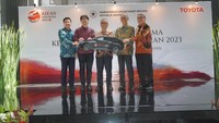 Seremoni penyerahan kendaraan turut dihadiri perwakilan Toyota dan Kementerian Sekretariat Negara.