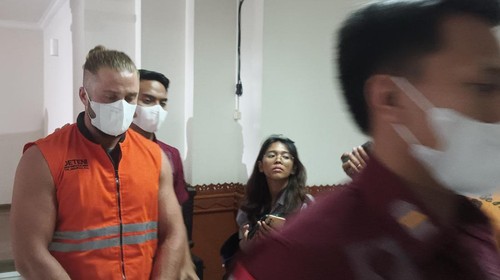 Pria Ukraina berinisial VB (29) dideportasi hari ini Senin (17/4/2023) lantaran membuka usaha pijat spa online. (Triwidiyanti/detikBali)