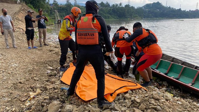 Pria yang loncat ke Sungai Citarum ditemukan tewas.