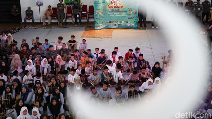 Program Gerobag Ramadan JQR bersama ratusan anak yatim dan disabilitas.