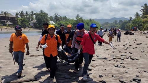 Proses evakuasi jenazah korban hanyut di muara Tukad Balian, Banjar/Desa Lalanglinggah, Kecamatan Selemadeg Barat usai ditemukan pada Senin (17/4/2023) siang. (istimewa)