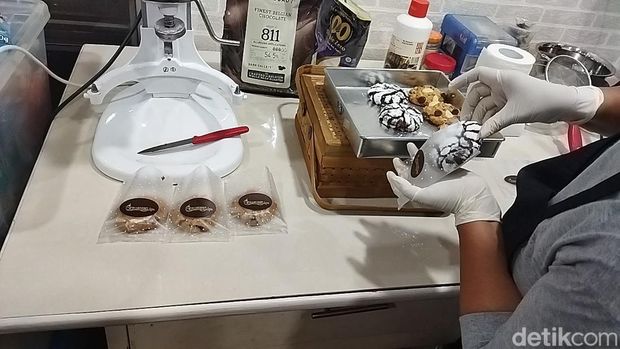 Proses produksi kue dan kukis rumahan di Surabaya