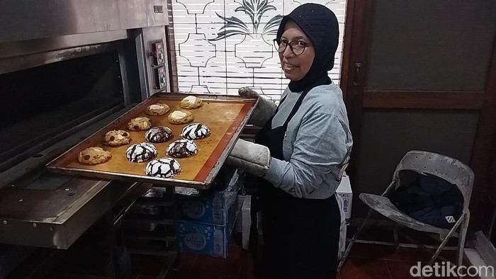 Proses produksi kue dan kukis rumahan di Surabaya