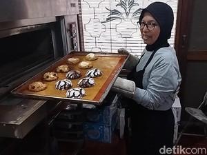 Mengintip Produksi Kue dan Kukis di Surabaya, Ramai Pesanan Jelang Lebaran