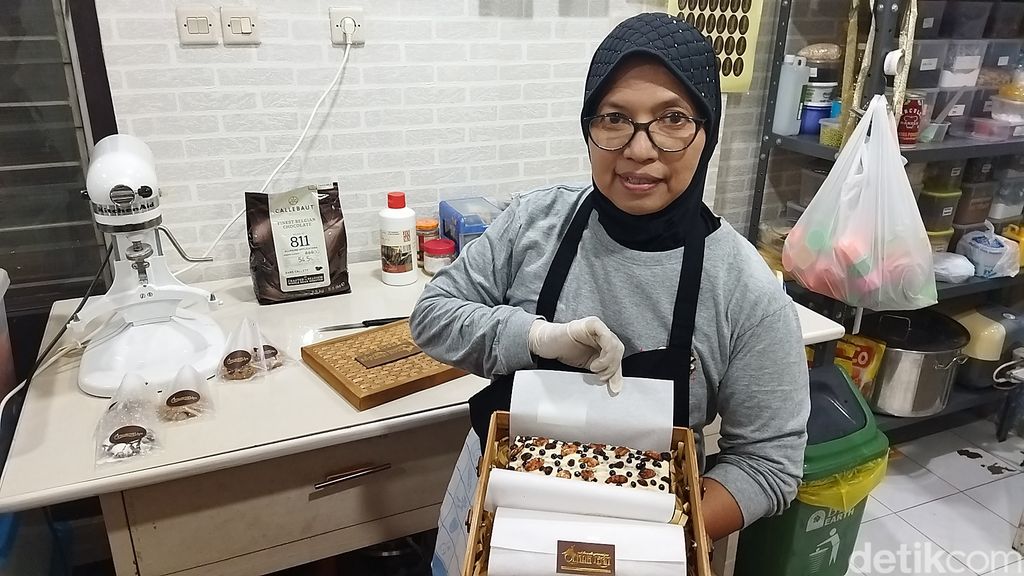Proses produksi kue dan kukis rumahan di Surabaya