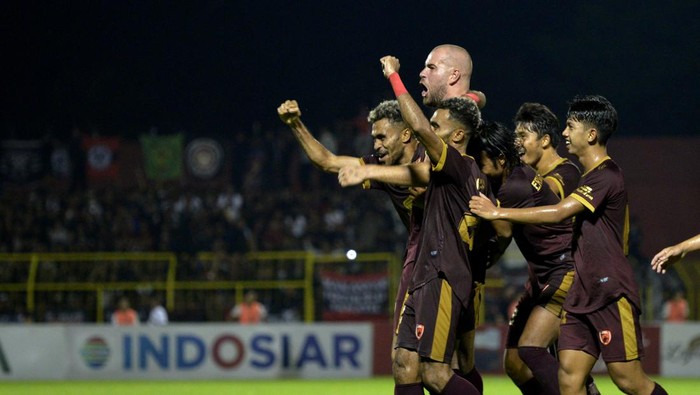 PSM Makassar mengalahkan Borneo FC pada laga BRI Liga 1 di Stadion Gelora BJ Habibie. Mereka pun menjadi juara BRI Liga 1.