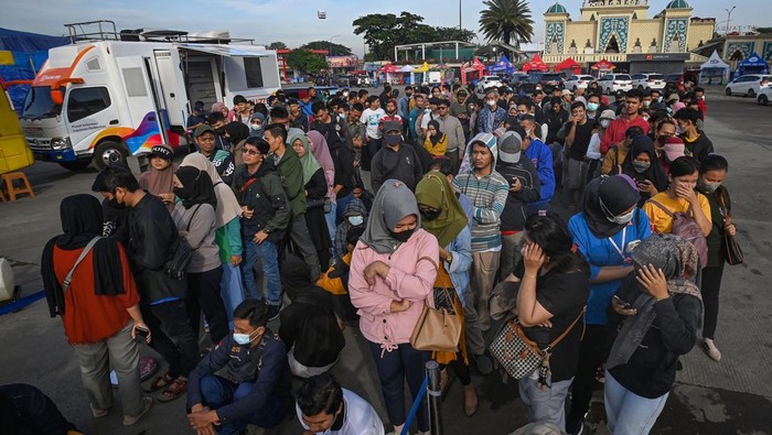 Sejumlah warga mengantre untuk menukarkan uang di Posko Penukaran Uang Bank Indonesia (BI) di area 'Rest Area' KM 57 Tol Jakarta-Cikampek, Karawang, Jawa Barat, Minggu (16/4/2023). Bank Indonesia menyediakan sekitar Rp2 miliar setiap hari di lokasi tersebut untuk melayani pemudik Lebaran 2023 dan masyarakat setempat yang telah mendaftar secara daring dengan batasan maksimal menukarkan satu paket pecahan uang sebesar Rp3,8 juta per orang. ANTARA FOTO/Aditya Pradana Putra