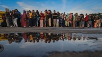 Sejumlah warga mengantre untuk menukarkan uang di Posko Penukaran Uang Bank Indonesia (BI) di area Rest Area KM 57 Tol Jakarta-Cikampek, Karawang, Jawa Barat, Minggu (16/4/2023). 