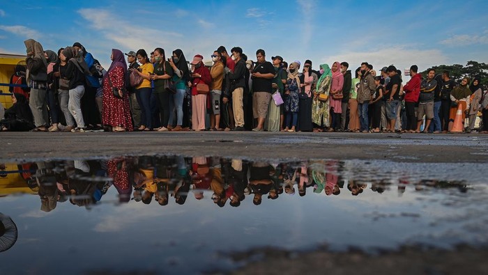 Sejumlah warga mengantre untuk menukarkan uang di Posko Penukaran Uang Bank Indonesia (BI) di area 'Rest Area' KM 57 Tol Jakarta-Cikampek, Karawang, Jawa Barat, Minggu (16/4/2023). Bank Indonesia menyediakan sekitar Rp2 miliar setiap hari di lokasi tersebut untuk melayani pemudik Lebaran 2023 dan masyarakat setempat yang telah mendaftar secara daring dengan batasan maksimal menukarkan satu paket pecahan uang sebesar Rp3,8 juta per orang. ANTARA FOTO/Aditya Pradana Putra