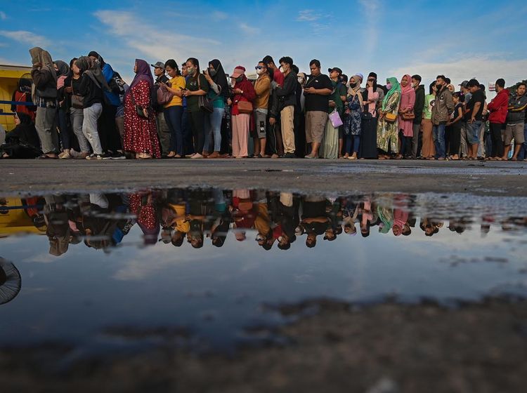 Ramai Penukaran Uang Baru di Rest Area Tol Japek