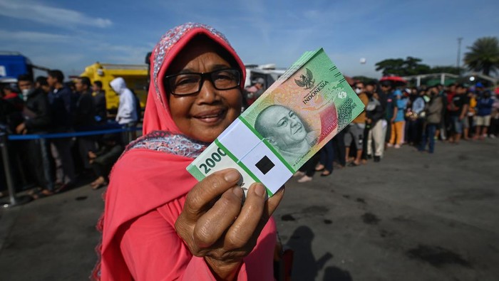 Sejumlah warga mengantre untuk menukarkan uang di Posko Penukaran Uang Bank Indonesia (BI) di area 'Rest Area' KM 57 Tol Jakarta-Cikampek, Karawang, Jawa Barat, Minggu (16/4/2023). Bank Indonesia menyediakan sekitar Rp2 miliar setiap hari di lokasi tersebut untuk melayani pemudik Lebaran 2023 dan masyarakat setempat yang telah mendaftar secara daring dengan batasan maksimal menukarkan satu paket pecahan uang sebesar Rp3,8 juta per orang. ANTARA FOTO/Aditya Pradana Putra