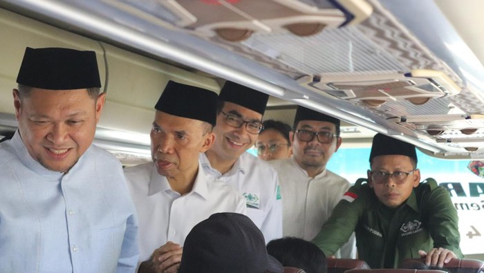 Mudik sudah menjadi ritual budaya tahunan di momen perayaan Idul Fitri bagi warga Indonesia. Ratusan orang ikut mudik bareng Lazisnu PBNU.