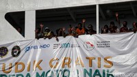 Pemudik melambaikan tangan saat acara pelepasan di Pelabuhan Tanjung Priok, Jakarta.