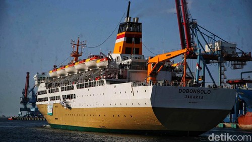Ratusan pemudik menaiki kapal Pelni Dobonsolo di kawasan Terminal Penumpang Pelabuhan Tanjung Priok, Jakarta Utara, Senin (17/4/2023).