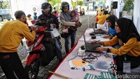 Petugas mengecek motor yang telah didaftarkan untuk mengikuti mudik gratis.