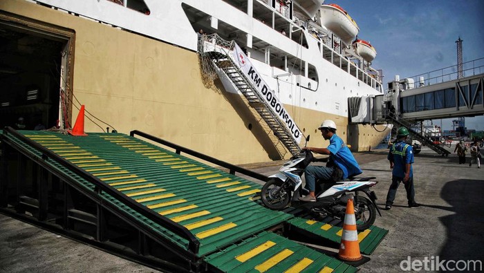 Ratusan pemudik menaiki kapal Pelni Dobonsolo di kawasan Terminal Penumpang Pelabuhan Tanjung Priok, Jakarta Utara, Senin (17/4/2023).