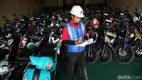 Petugas mendata motor peserta mudik gratis dengan kapal Pelni Dobonsolo.