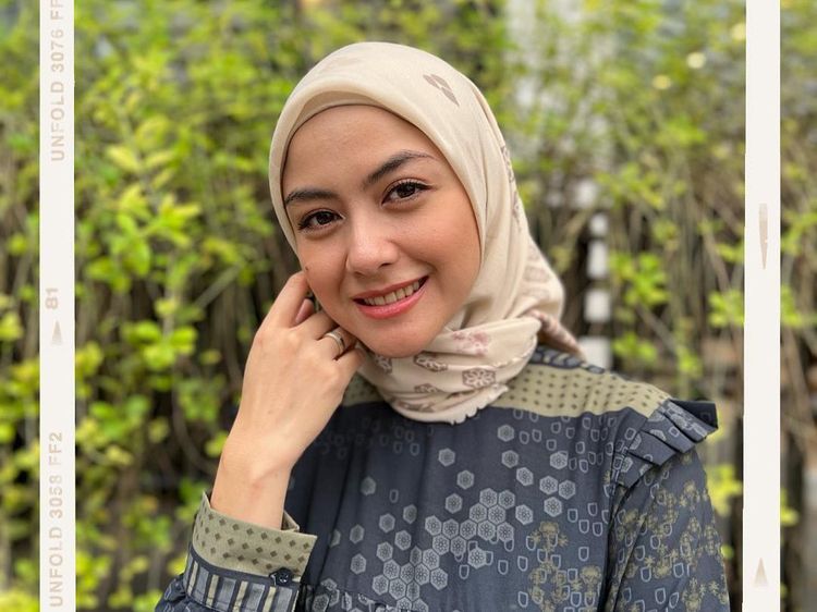 7 Potret Revalina S Temat yang Hijrah Gegara Syuting dan Artis Lain