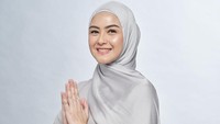 Revalina S Temat memutuskan untuk mengenakan hijab karena proses syuting yang dijalani. Foto: Instagram Revalina S Temat