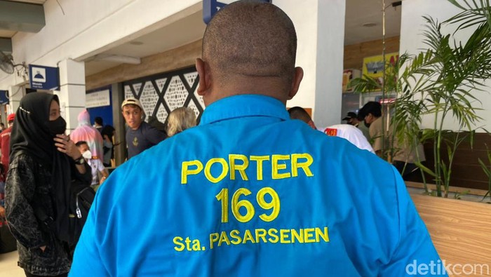 Rezeki portir di Stasiun Pasar Senen makin bertambah jelang Lebaran (Fathia/detikcom)