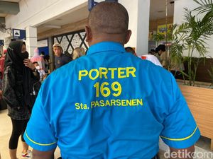 Lebaran Makin Dekat, Rezeki Portir Stasiun Pasar Senen Kian Bertambah