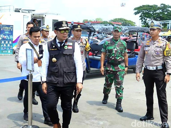 Ridwan Kamil Cek Pospam Mudik di Rest Area Kilometer 57, Tol Japek