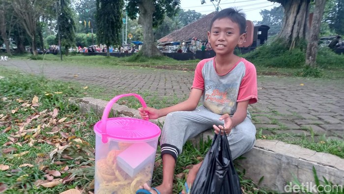 Riski, penjual kerupuk mi di Subang.