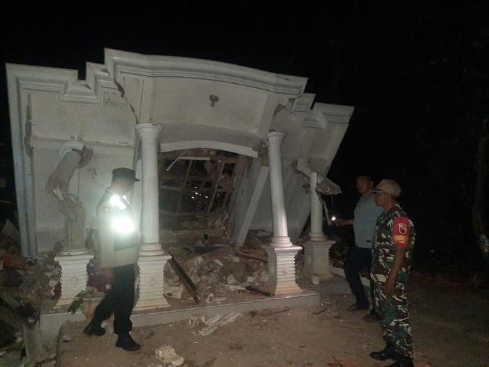 rumah ambruk gegara ledakan mercon di sumenep