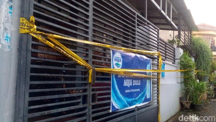 Rumah korban A dipasangi garis polisi usai korban ditemukan tewas di dalam rumahnya di Kuningan, Senin (17/4/2023).