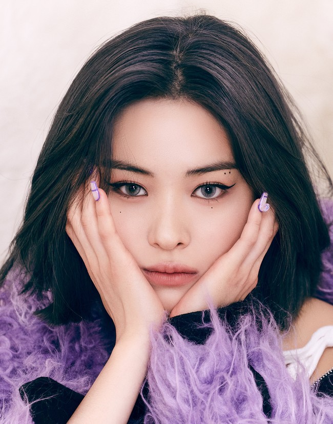 Wajah Ryujin dan Han So Hee dinilai cantik dan tampan secara bersamaan. Dengan alis mata yang tebal, garis rahang yang tipis, bibir yang tebal, dan hidung yang mancung. Ryujin dan Han So Hee sudah seperti kakak beradik meskipun tak punya hubungan darah. Foto: Instagram