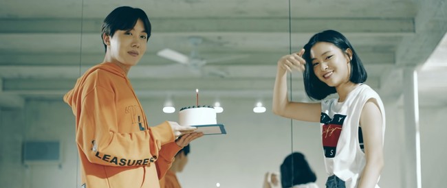 Ryujin tampil perdana di hadapan publik sebagai model untuk BTS. Dalam video LOVE YOURSELF Highlight Reel yang diunggah pada 2017, personel ITZY itu berperan sebagai sahabat J-Hope BTS yang memberikan surprise kue ulang tahun dan menari bersamanya. Foto: Instagram